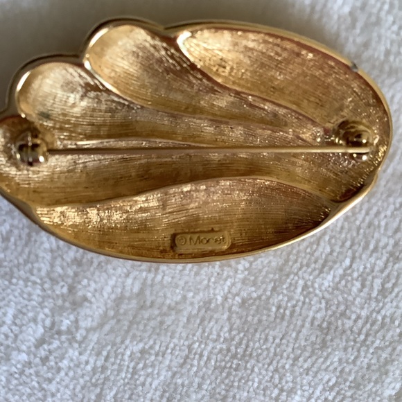 Monet Gold Shell Brooch / Pin - Picture 3 of 8